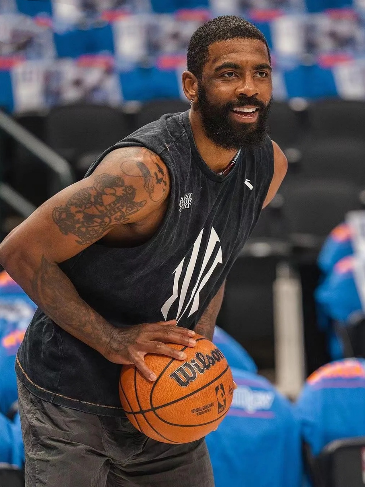 关于达拉斯独行侠训练开放日，赛前队长鼓劲引欢呼，NBA季后赛在即，年轻球员得到机会的信息