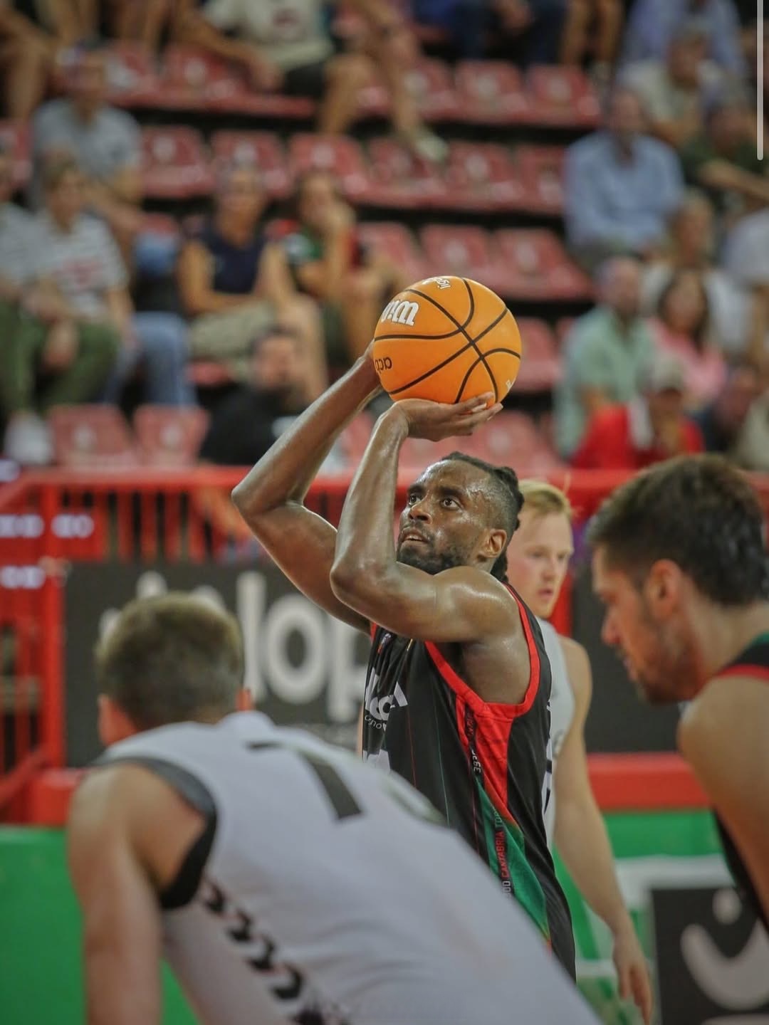  纽约尼克斯发布备战花絮，窗口期篮板制胜，西甲任务艰巨，身体对抗强度拉满